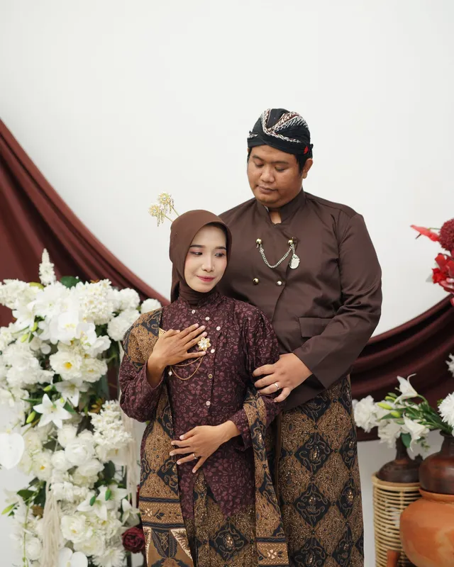 Kedua mempelai berdiri berdampingan dan saling bersandar
