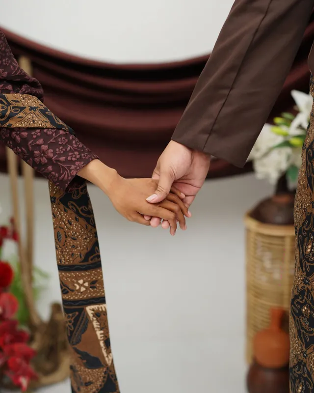 Tangan kedua mempelai saling menggenggam